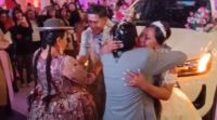 Una pareja de recién casados se vuelve viral por recibir una montaña de “pesos” en su boda: video