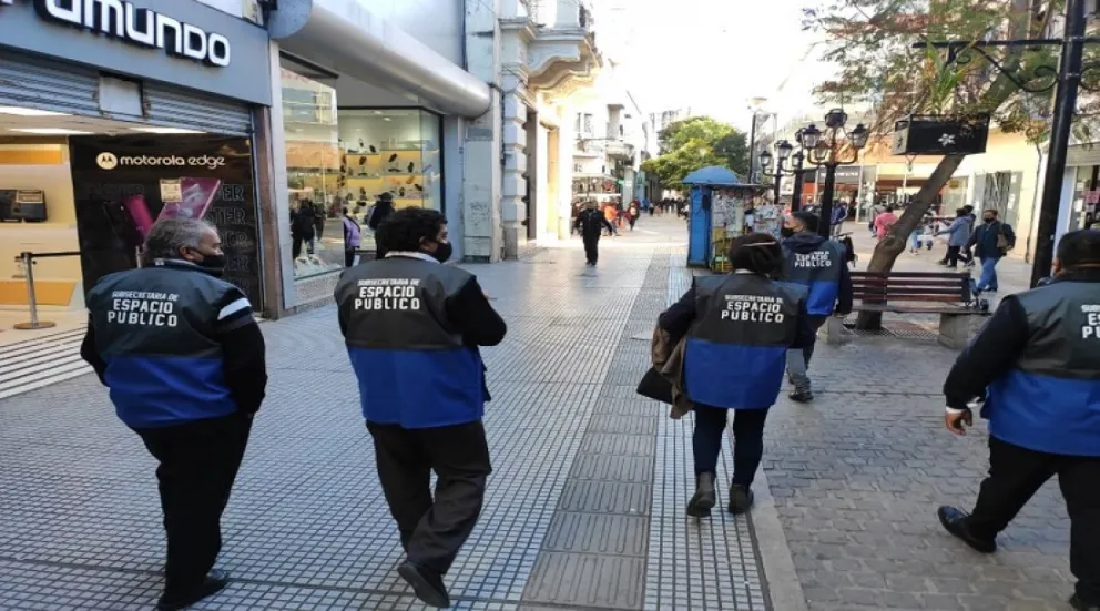 Violencia en el centro salteño: un vendedor ambulante amenazó con un cuchillo a un inspector municipal