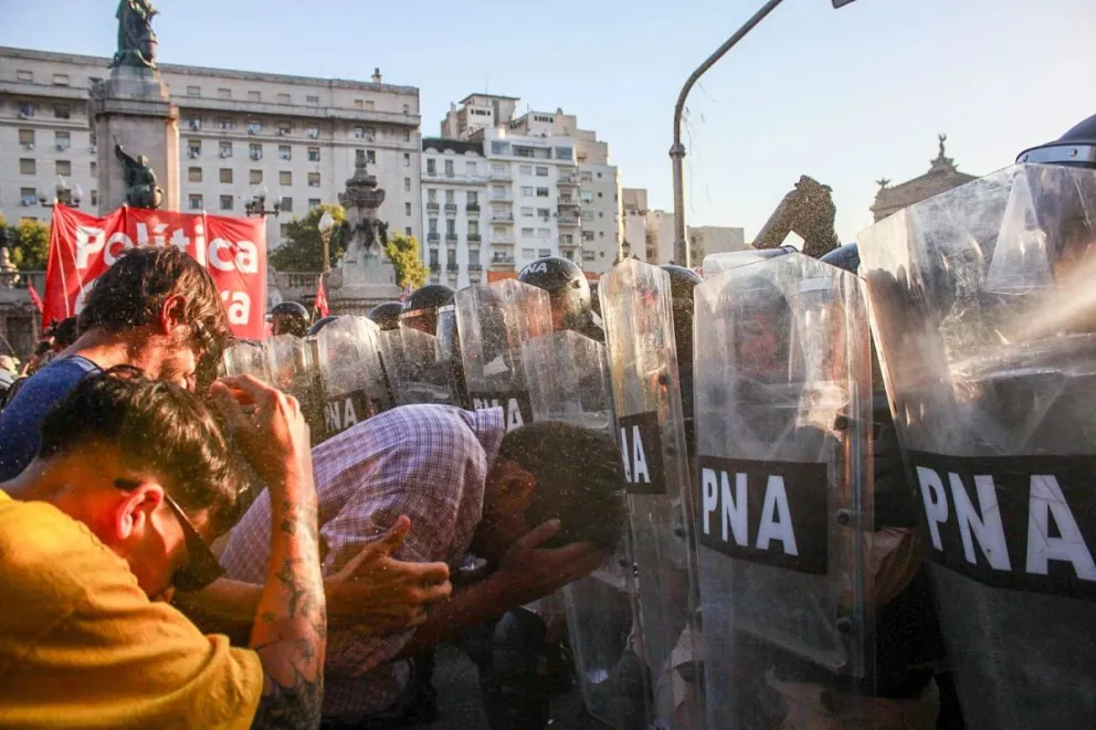 Enfrentamientos y represión frente al Congreso en la movilización contra la Ley Ómnibus