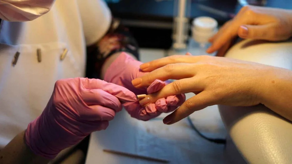 Descubrí el color que es furor en el mundo del nail art: diseños creativos, sutiles y muy femeninos