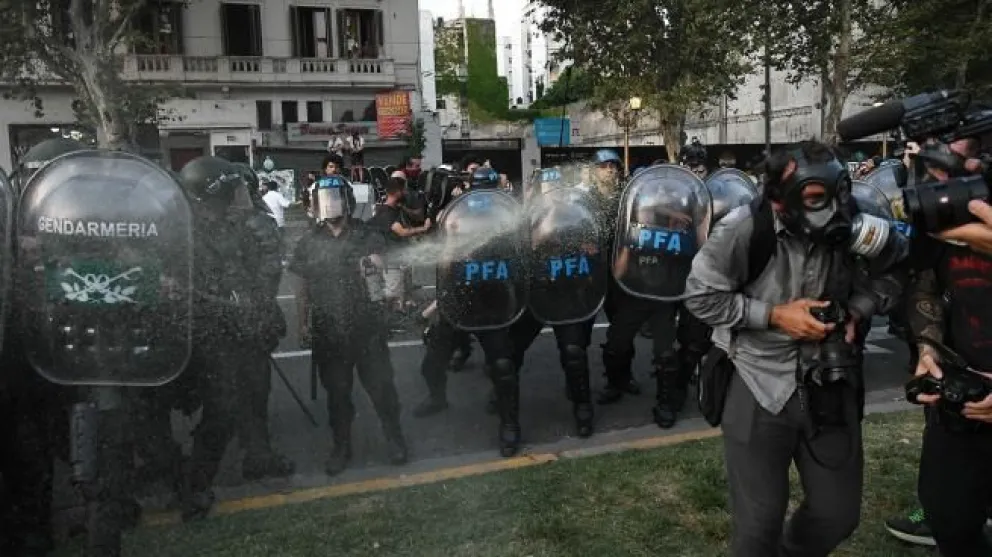Sigue la represión frente al Congreso mientras se debate la Ley Ómnibus: al menos un detenido y un herido