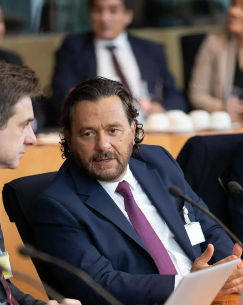 Gustavo Sáenz presentó ante el parlamento de Alemania las riquezas mineras de Salta