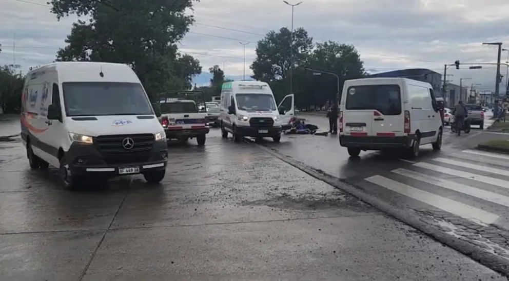 Fuerte accidente vial en Avenida Tavella: un motociclista resultó gravemente herido