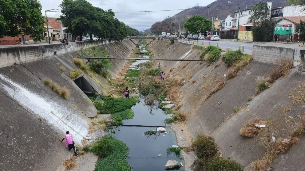 Una vez más cedió el canal de Yrigoyen en la obra abandonada de Bettina Romero