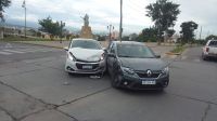 Dos autos protagonizaron un choque en la esquina de Plaza España