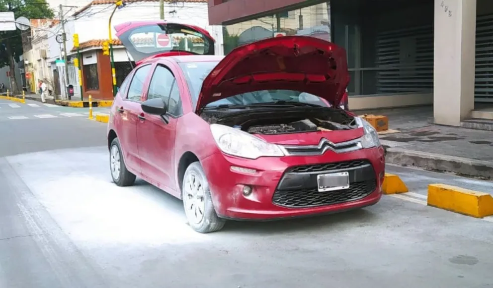 Un auto se prendió fuego en pleno centro de Salta y causó el pánico de los peatones