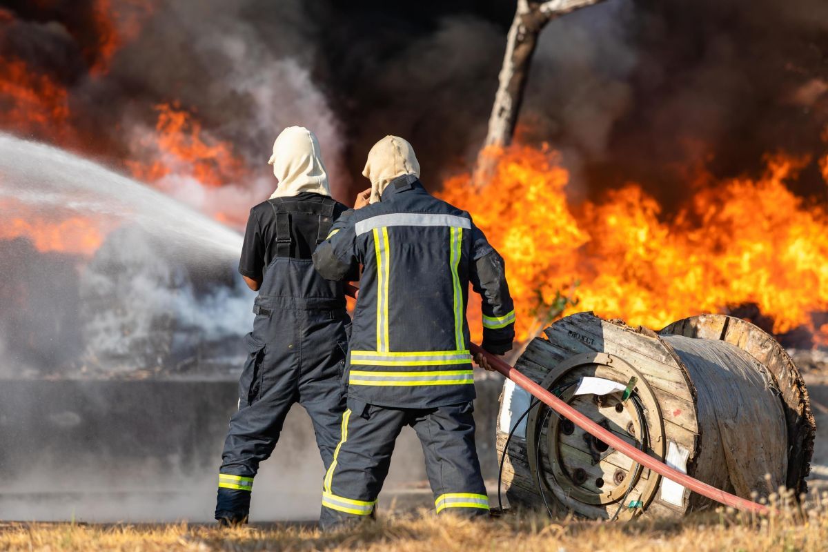 Feroz incendio en San Lorenzo Chico: las llamas se acercan peligrosamente a  zona urbana | Voces Criticas - Salta - Argentina
