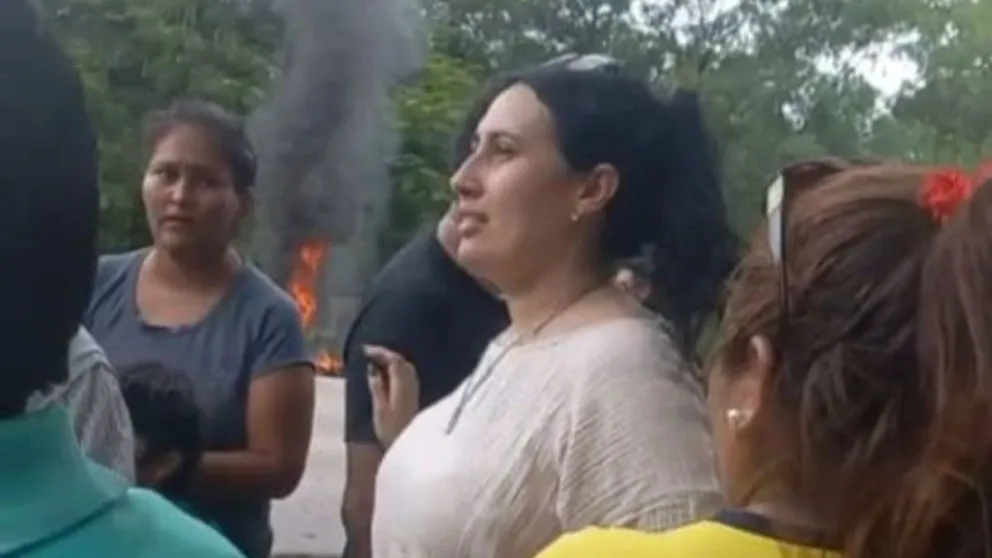 La intendenta de General Mosconi encabezó un corte en la ruta 34 reclamando por agua potable
