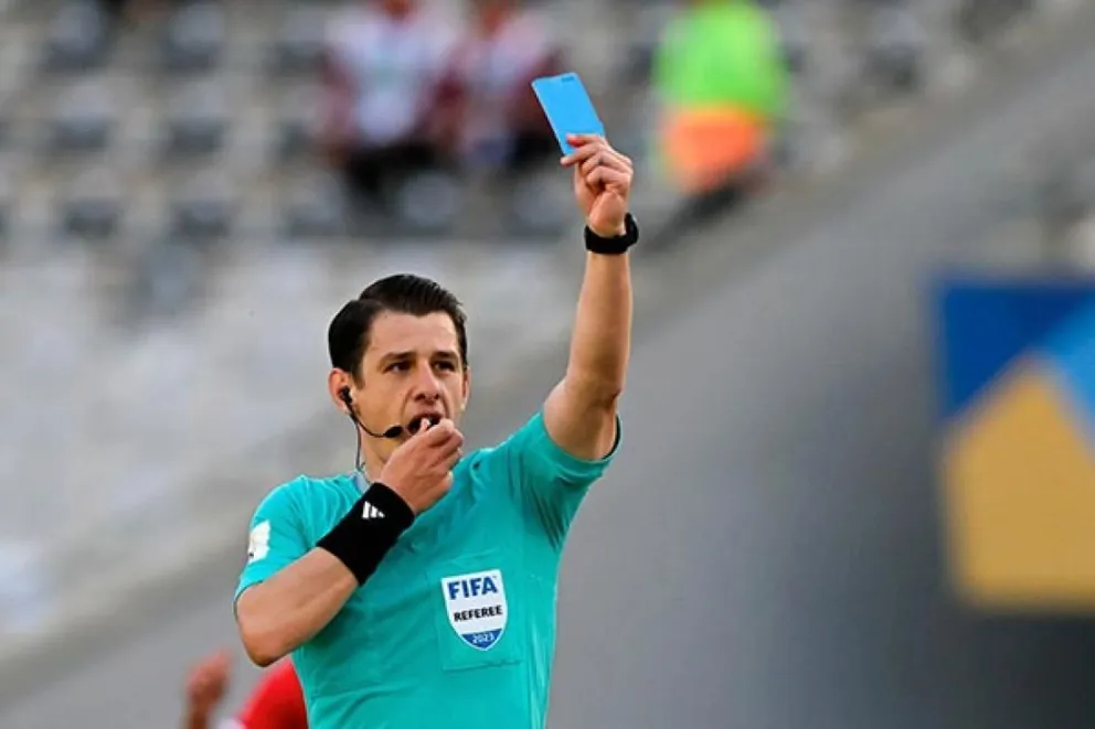 De qué se trata la tarjeta azul, la nueva medida que quieren incorporar en el fútbol