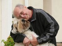 Los espectaculares beneficios que tendrán los abuelos al adoptar un perro: las razas, detalles y más