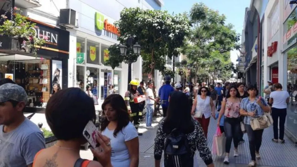 Robaron en el macrocentro salteño y caminaban como si nada: se llevaron hasta un matafuego