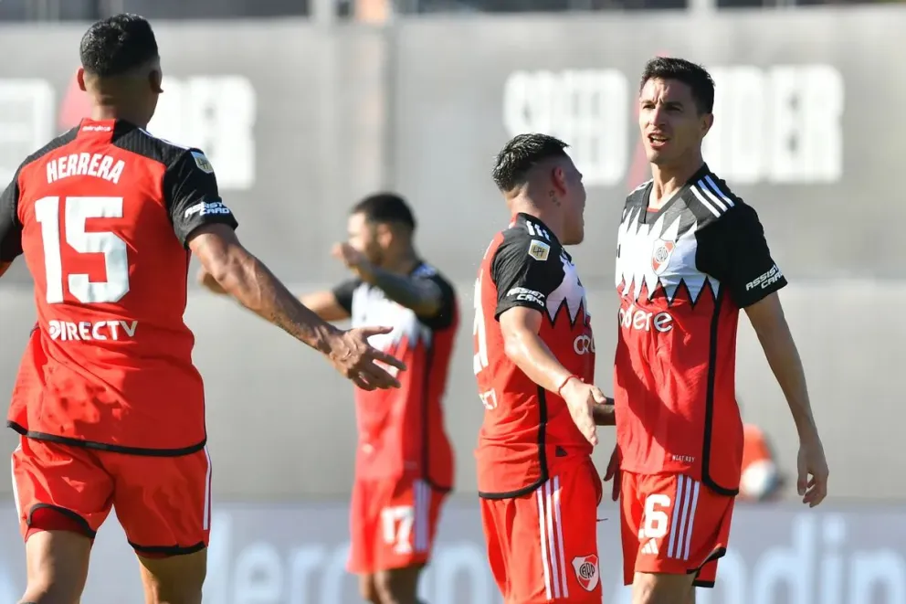 Sin sobresaltos, River goleó a Riestra y es puntero de la zona A