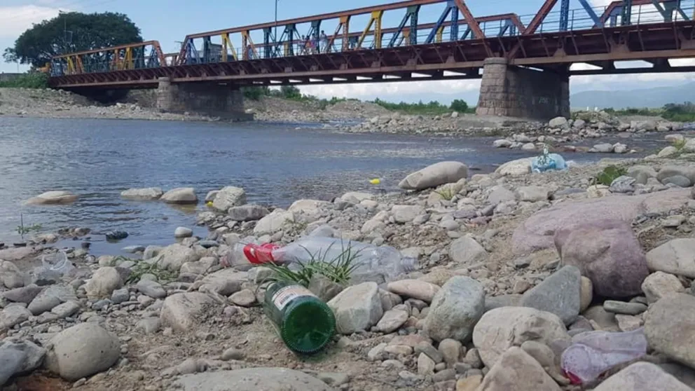 Atroz escena: un pescador halló un cadáver en un río de Salta