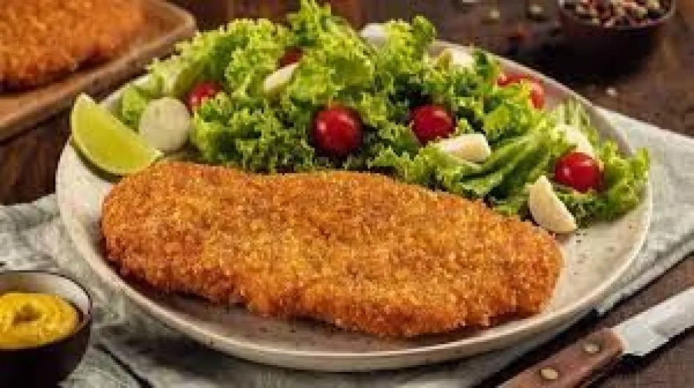 Disfruta del sabor auténtico con la receta mejorada del clásico Milanesas de pollo: video