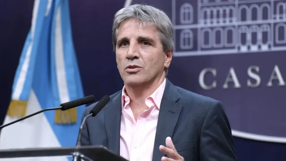 Luis Caputo apuntó contra los supermercados por las subas desmedidas de precios