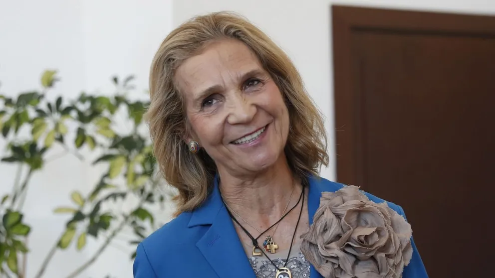 La Infanta Elena es blanco de memes por el extraño gesto con el rey Juan Carlos