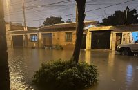 Con fuertes vientos y lluvias torrenciales, el temporal en Salta dejó varias calles bajo el agua