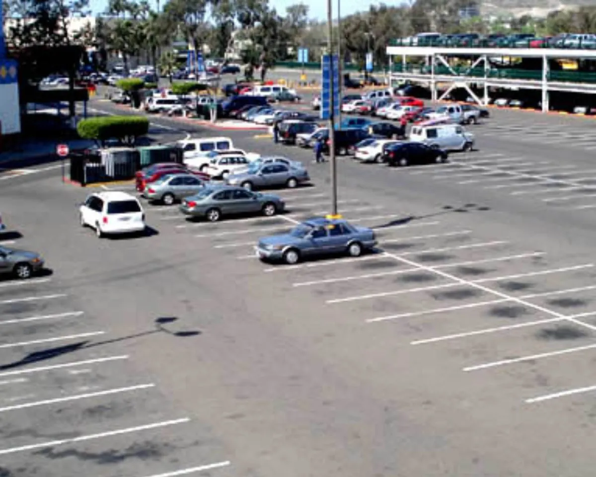  Un delincuente acompañado de una menor robó en un hipermercado  