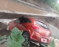 Un auto fue arrastrado por la tormenta y terminó dentro de un canal en Cerrillos