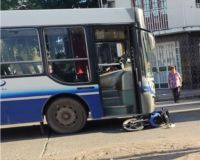 Fuerte accidente vial cerca del Hospital Materno Infantil: un motociclista resultó gravemente herido