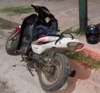 Dos hombres viajaban en una moto con pedido de secuestro y quisieron escapar de la policía en Güemes
