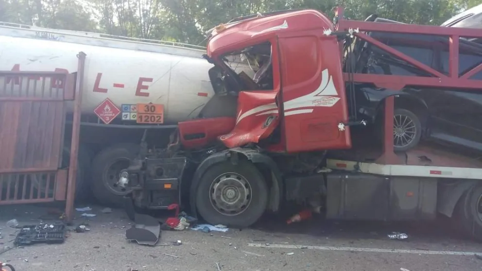 Embarcación: un terrible choque entre dos camiones produjo un corte total en la ruta 34