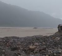 |VIDEO| Crecidas de ríos aislaron a vecinos de La Caldera y Vaqueros: rescataron a un grupo entre la correntada
