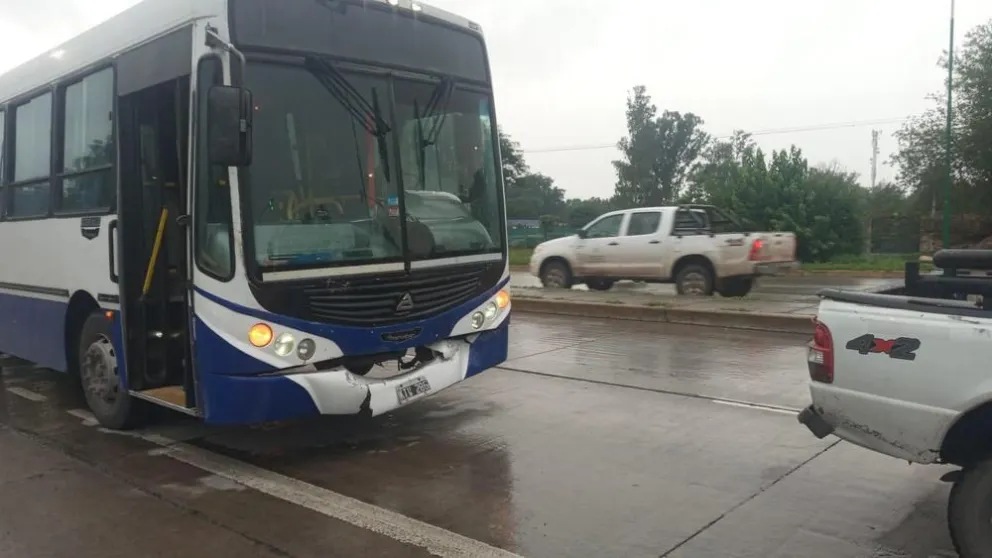 Zona sur: un colectivo impactó contra una camioneta en un semáforo en rojo