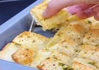 Así de fácil preparás los cuadraditos de queso a la provenzal para acompañar los mates: una receta que no podés perder