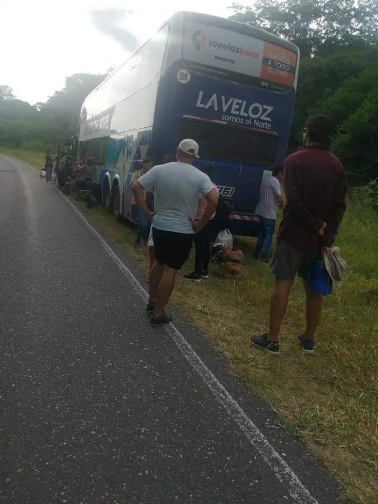 Varados durante el viaje: La Veloz del Norte dejó a 50 pasajeros a la orilla de la ruta