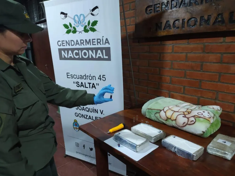 Una mujer salteña envolvió a su hijo con una manta para esconder ladrillos de cocaína 