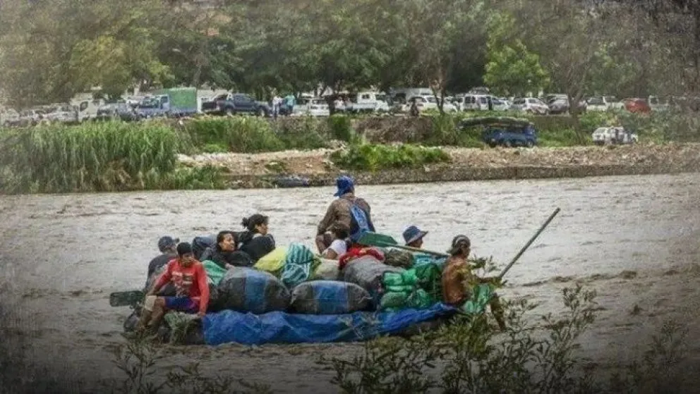 Bolivia prohibió los gomones en la frontera con Aguas Blancas y se buscan alternativas para trasladar mercancías