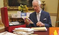 El conmovedor video del rey Carlos III ante las miles de cartas que ha recibido: una muy especial le hizo reír