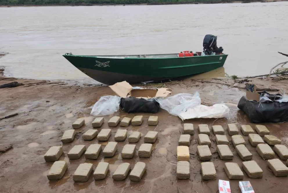 Quisieron cruzar sobre la droga, fueron detectados y abandonaron 50 kilos de marihuana en el Río Bermejo