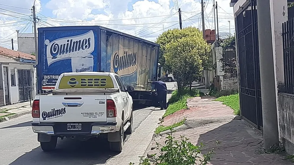 Insólito accidente: una salteña fue embestida por un camión de cervezas 