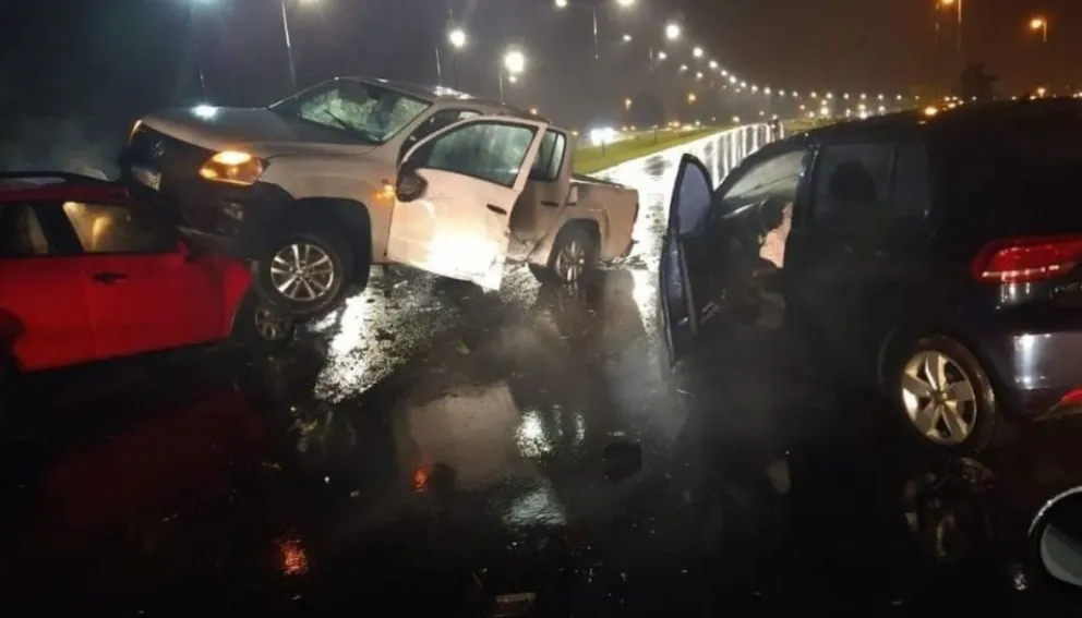 Violento accidente en Avenida Bolivia: una camioneta chocó contra dos automóviles