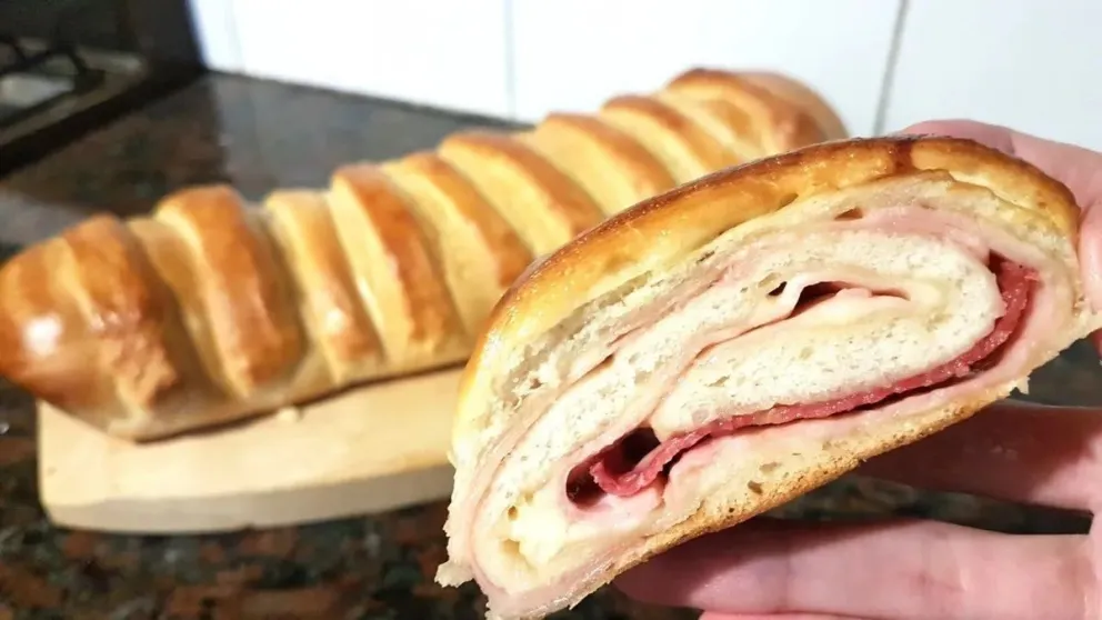 Combiná tu mate con esta deliciosa receta de pan relleno de jamón y queso: ideal para la merienda de tu familia