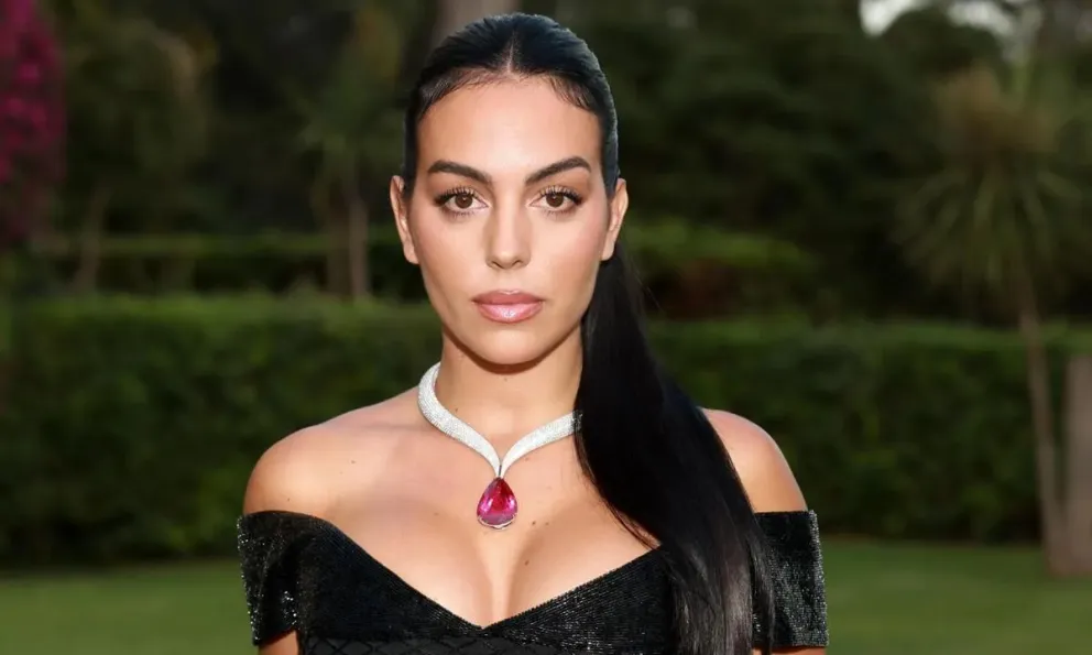 Georgina Rodríguez provoca escándalo al aparecer con misteriosa máscara en su rostro 