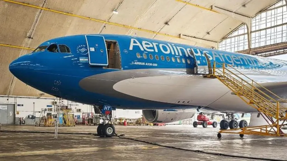 Conflicto aéreo: el Ejecutivo evalúa concesionar vuelos de cabotaje pertenecientes a Aerolíneas Argentinas