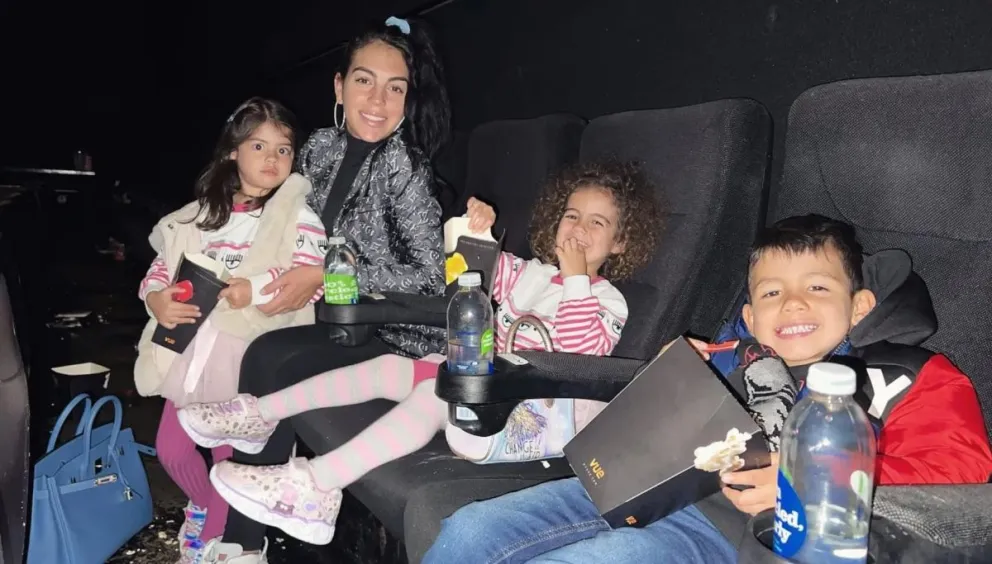 Hijos de Georgina Rodríguez deslumbran en París con sus extravagantes looks 