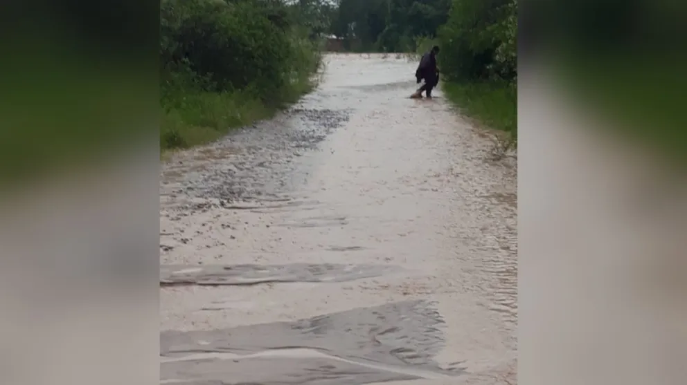 |VIDEO| Con el temporal desbordó el río La Caldera y hay familias evacuadas