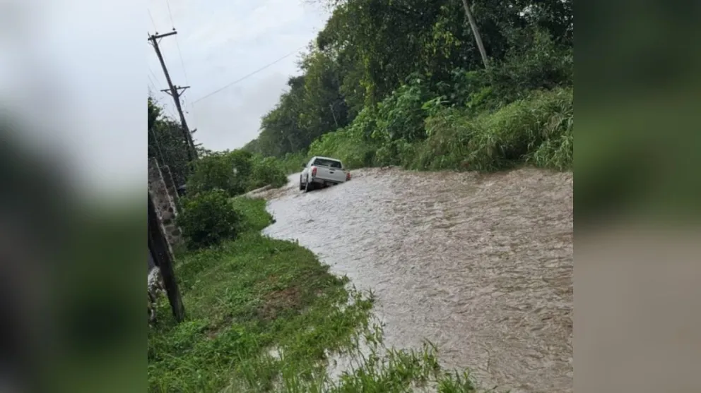 Fuerte temporal en Cerrillos: caminos anegados por las intensas lluvias 