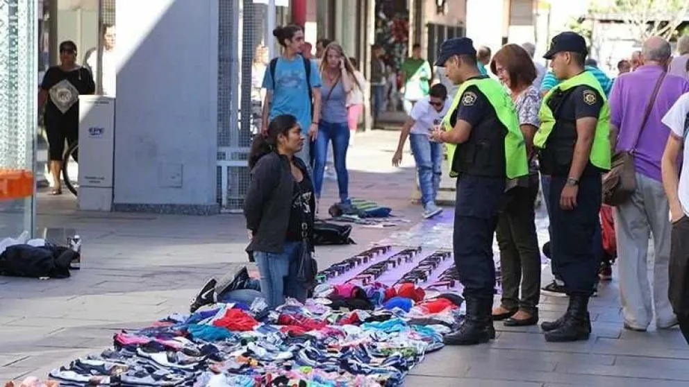 Comerciantes salteños insisten en erradicar a los manteros del área céntrica