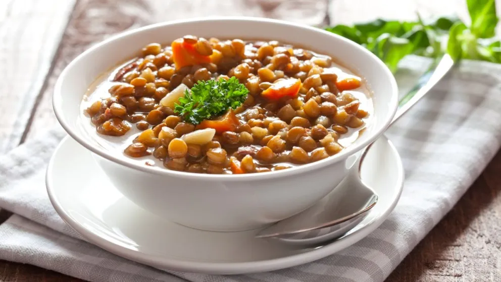 Así se prepara el reconfortante guiso de lentejas: nos adelantamos a la llegada del otoño con esta receta