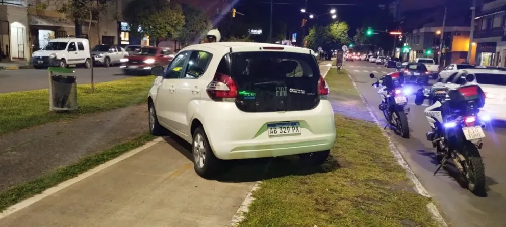 Pasajeros se bajaron de un colectivo y empujaron un auto que obstruía la Avenida Bicentenario