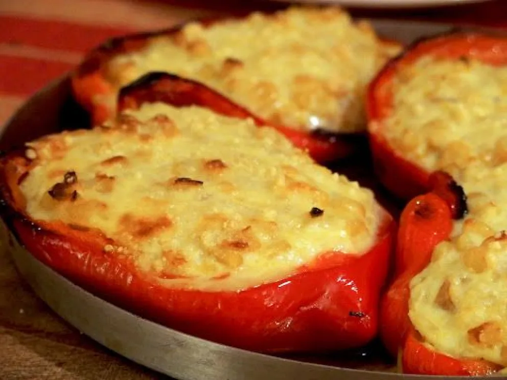 Así podés preparar unos deliciosos Morrones rellenos con pollo, fácil y económico