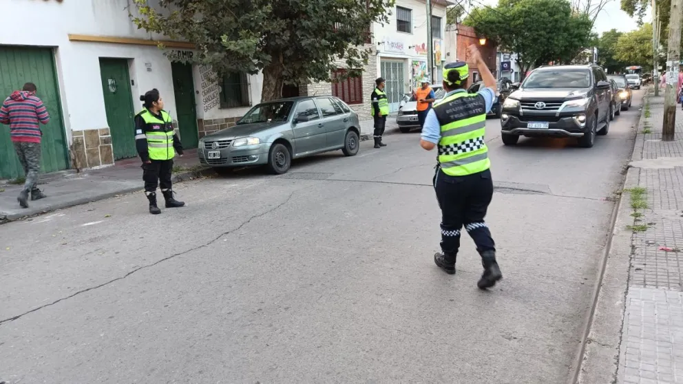 Desde hoy aplican elevadas multas por estacionar en doble fila en las escuelas salteñas
