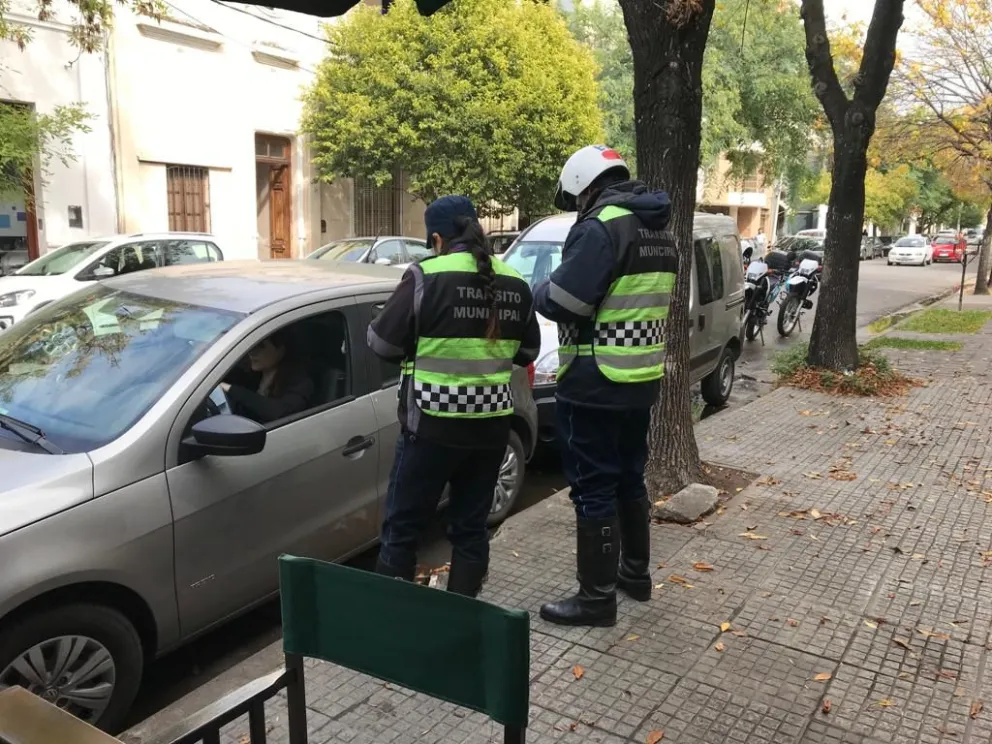 Estacionar en doble fila en las escuelas salteñas costará multas de hasta $124.500 
