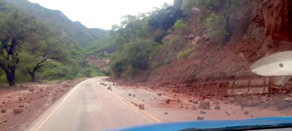 Atención conductores: derrumbes y material en calzada afectan el tránsito en Ruta Nacional 68 y 51