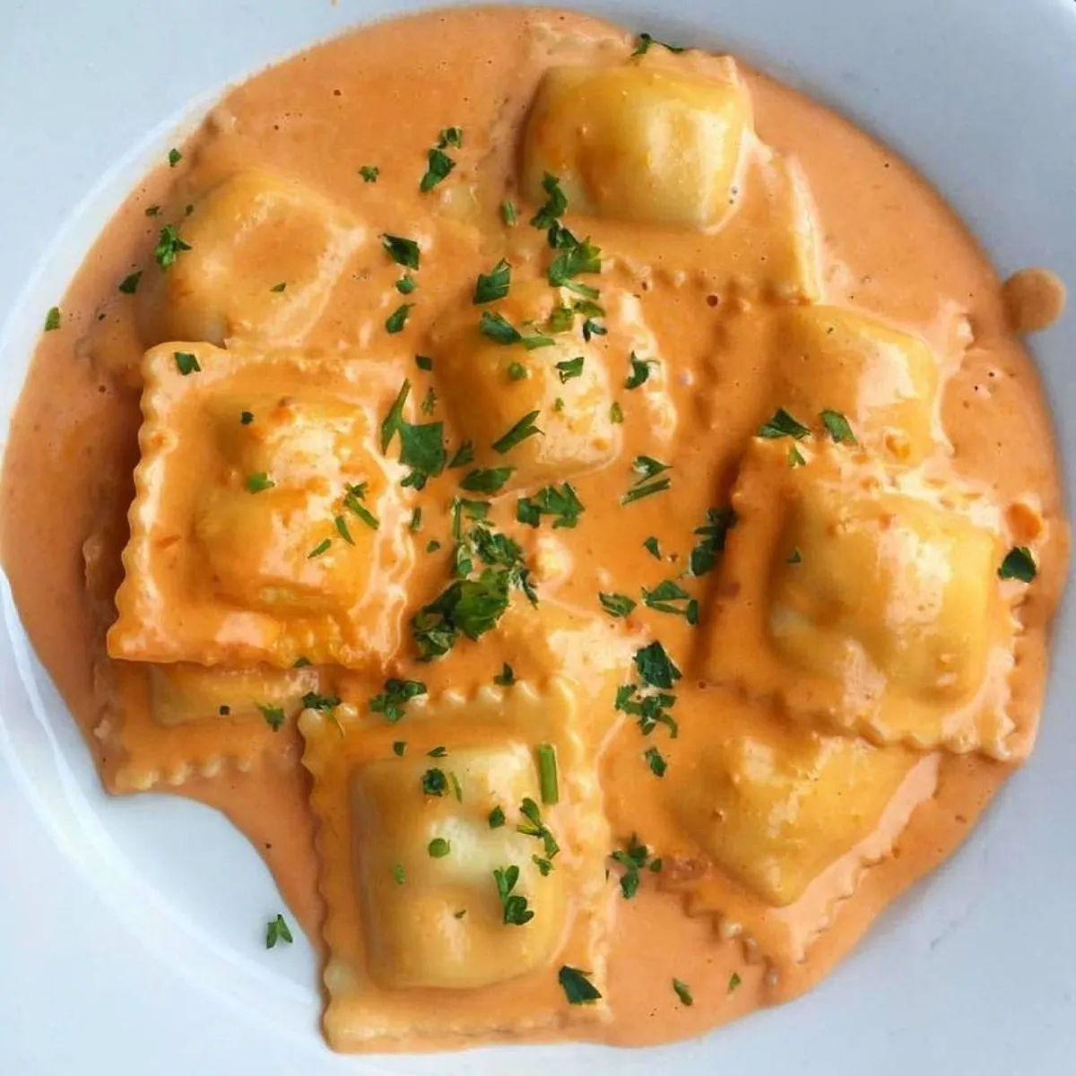 RAVIOLES CON SALSA ROSA